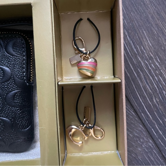 NWT Coach Corner Zip Wristlet in Black Signature Embossed Leather - Picture 3 of 8